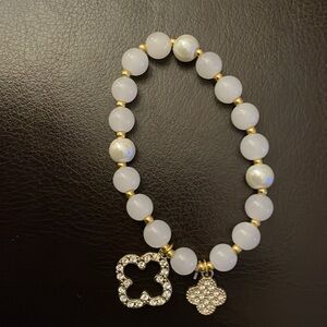 NWT WHITE BEADED STRETCH BRACELET WITH RHINESTONE CLOVERS COMES IN GIFT BOX 🎁